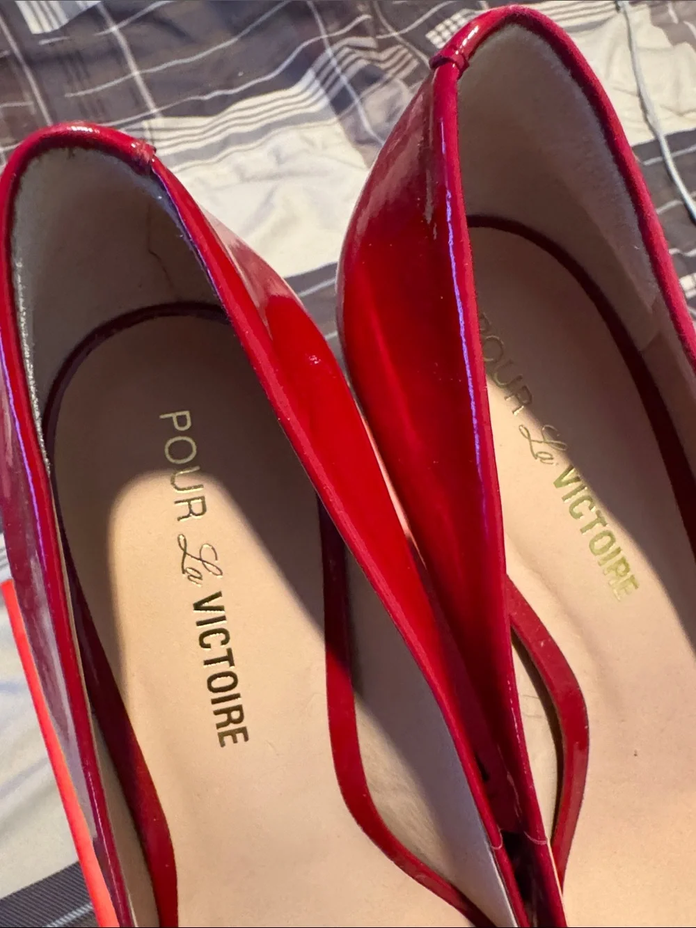 Pour La Victoire bold red